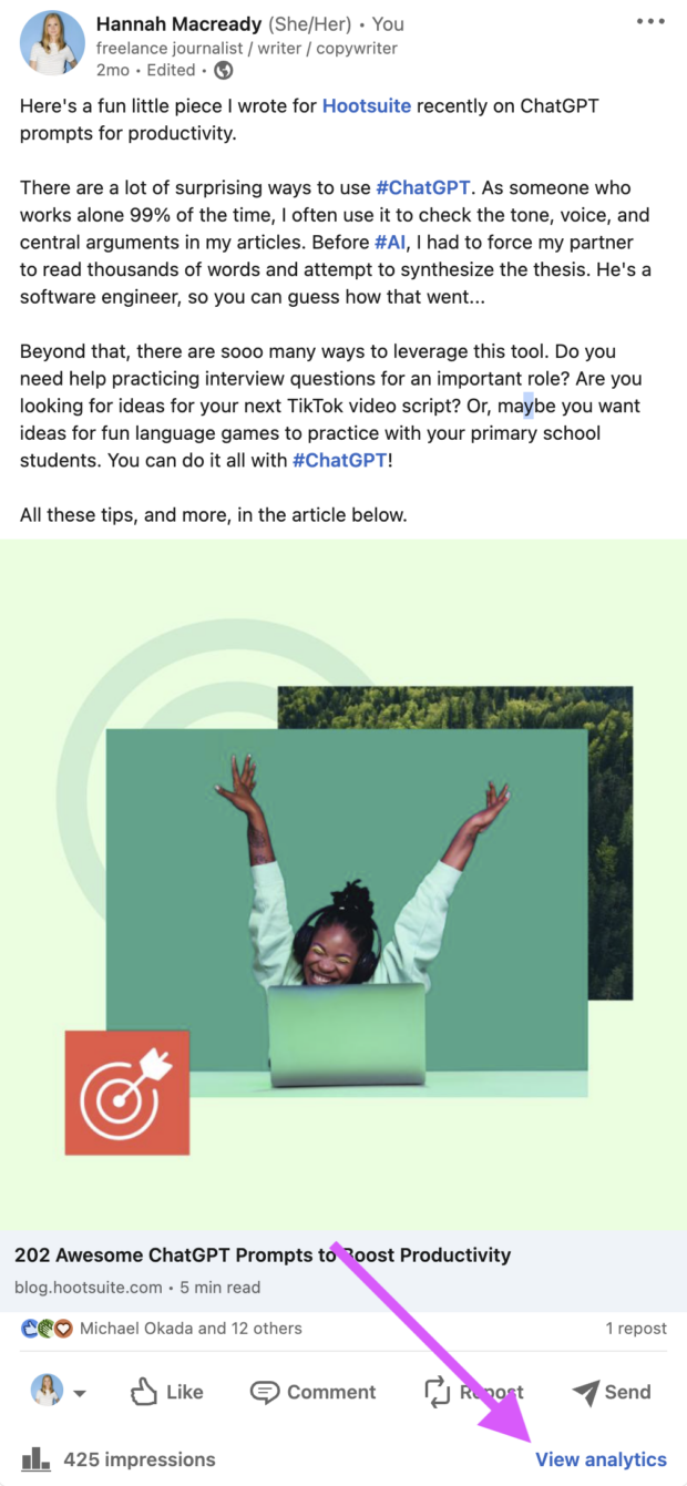 Beitrag von Hannah Macready, der den Hootsuite-Artikel bewirbt, mit einem Pfeil, der die Schaltfläche „Analytics anzeigen“ in der unteren rechten Ecke anzeigt