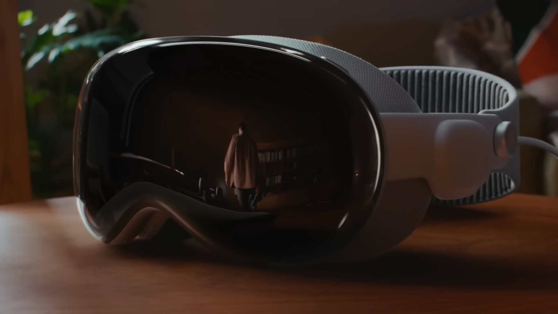 Nahaufnahme der Vorderseite des Vision Pro-Headsets von Apple auf einem Holztisch