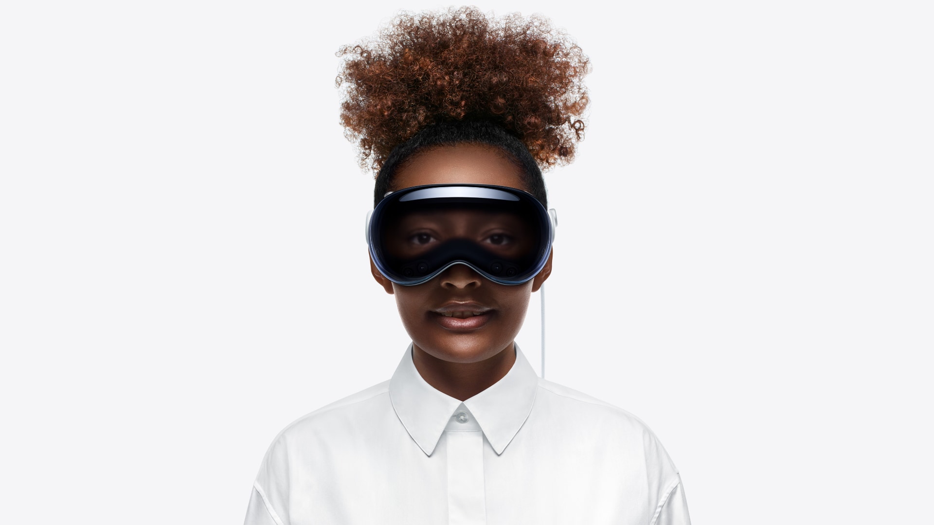 Frau mit Apple Vision Pro-Headset und EyeSight zeigt ihre digitalen Augen