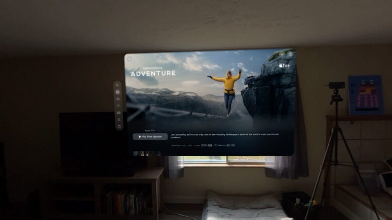 Fernsehen und mit Vision Pro trainieren Apple TV App schwebt in einem Wohnzimmer