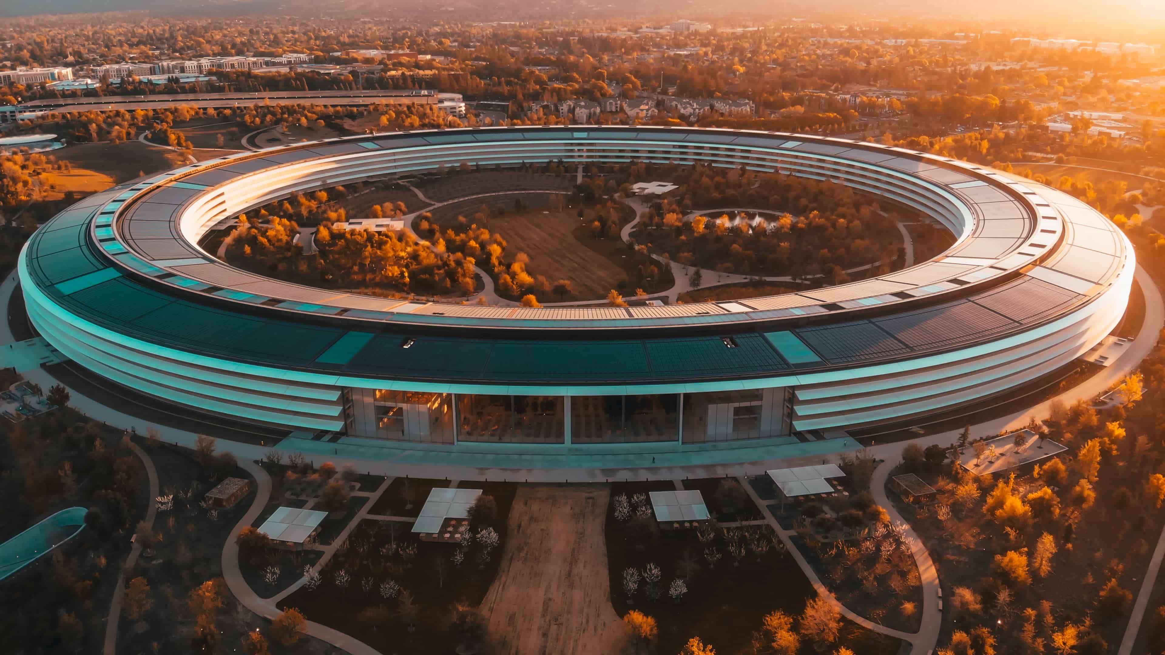 Eine Luftaufnahme des Apple Park-Hauptquartiers, aufgenommen bei Sonnenuntergang während der goldenen Stunde