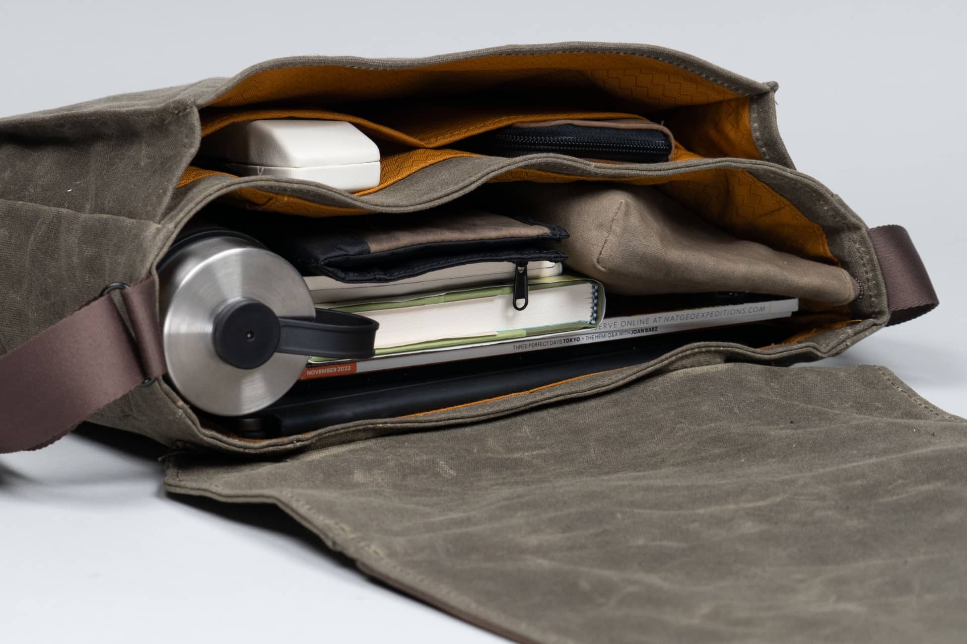 Die Shinjuku-Umhängetasche von WaterField ist bis zum Rand mit technischen Gegenständen gefüllt