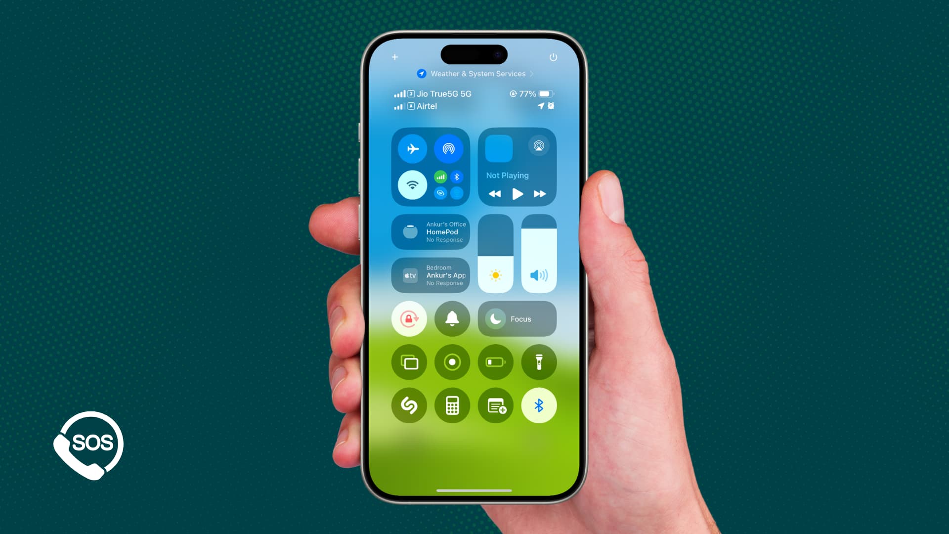 Halten Sie das iPhone mit dem Kontrollzentrum auf dem Bildschirm und dem SOS-Logo in der unteren linken Ecke
