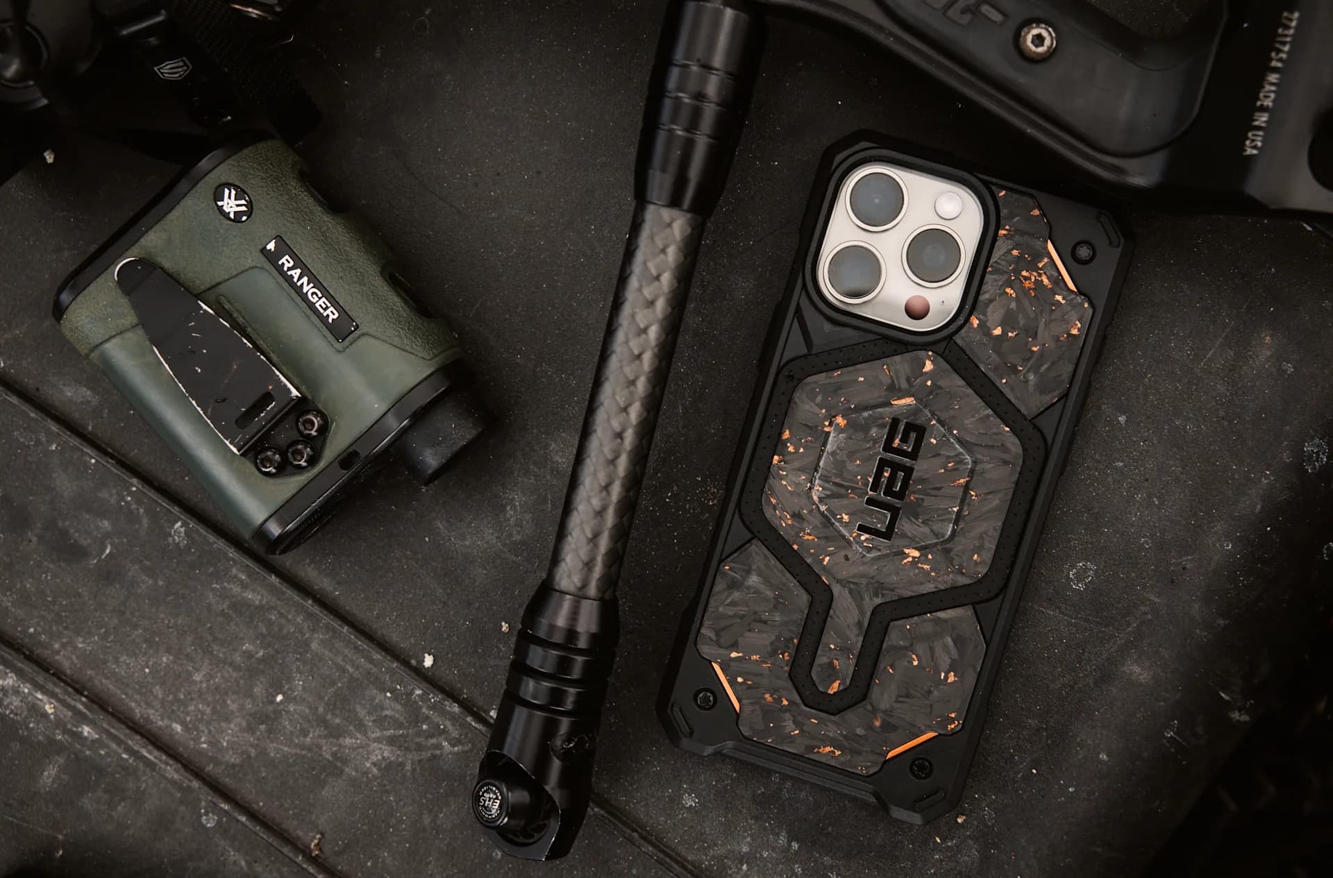 UAG Forged Carbon mit Kupfer iPhone 16 Pro Max Hülle.