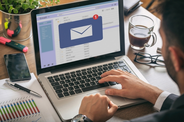Kunden per E -Mail benachrichtigen