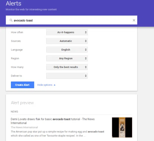 Screenshot von Google Alerts Setup für den Begriff „Avocado -Toast“. Zeigt Warnoptionen für Frequenz, Quellen, Region und Lieferung mit einem Vorschau -Snippet von The News International an. Demonstriert ein grundlegendes Tool, das bei der Markenüberwachung für webbasierte Keyword-Tracking verwendet wird.