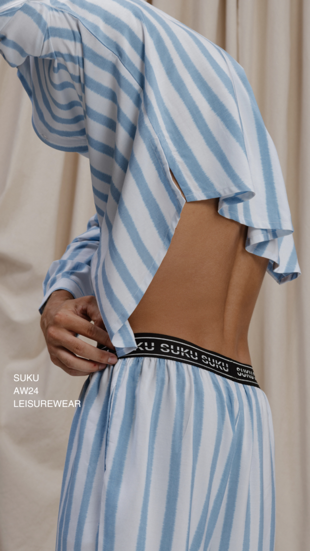Modelo de Ropa Casual Luciendo un konjunto a rayas de suku