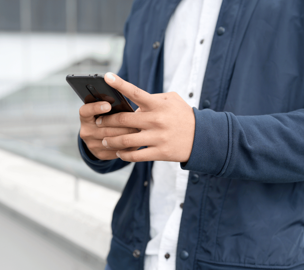 Mann, die mit seinem lokalen Geschäft eine SMS -SMS