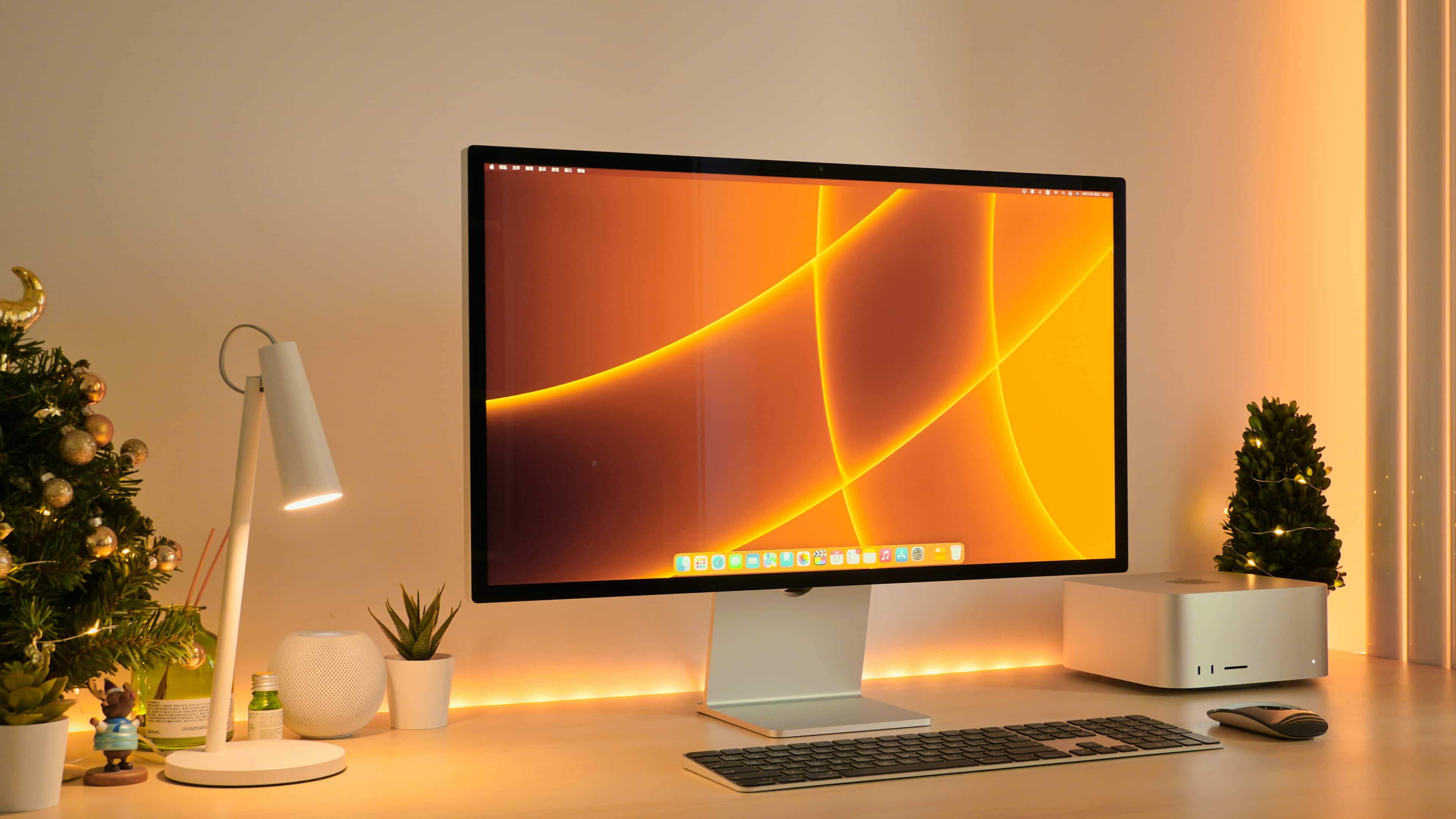 Das Studio -Display von Apple und das Mac Studio werden in diesem Lifestyle -Foto auf einem Schalter sitzen