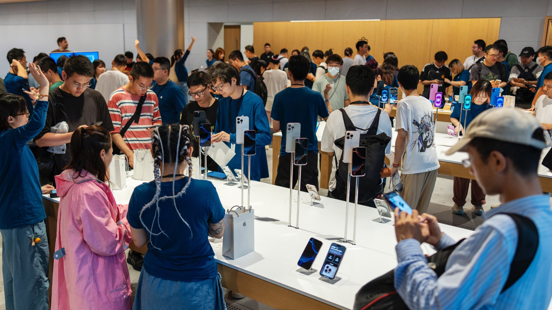 Publikum im Laden von Apple in Shanghai.