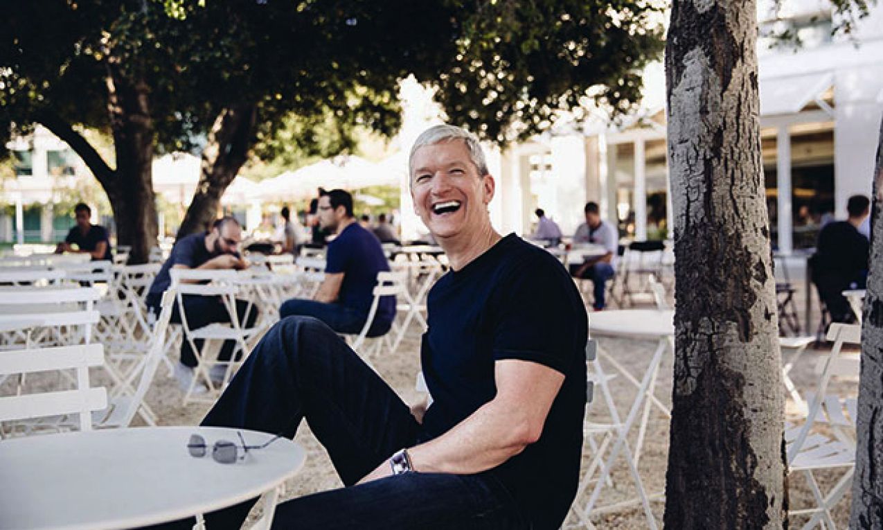 Tim Cook sitzt an einem Tisch außerhalb des Apple Park -Hauptquartiers