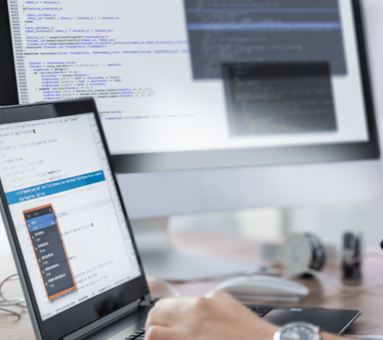 Nahaufnahme eines Laptop -Bildschirms und eines Desktops mit Code darauf