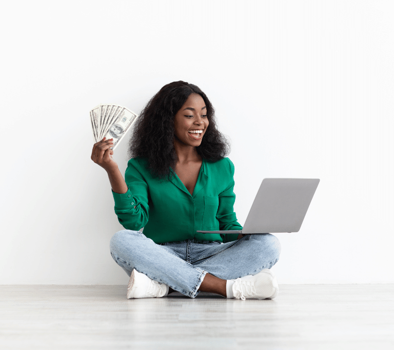 Frau, die Geld hält und sich ihre Website ansieht