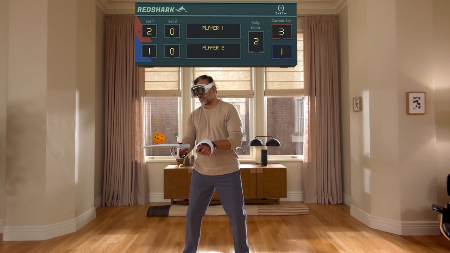 Apple WWDC25 VisionOS 26 Sony PlayStation VR2 Sense Controller 250609 0010 Ein Mann, der einen Vision Pro und zwei PlayStation VR2 Sense Controller trägt und ein Tennisspiel spielt.