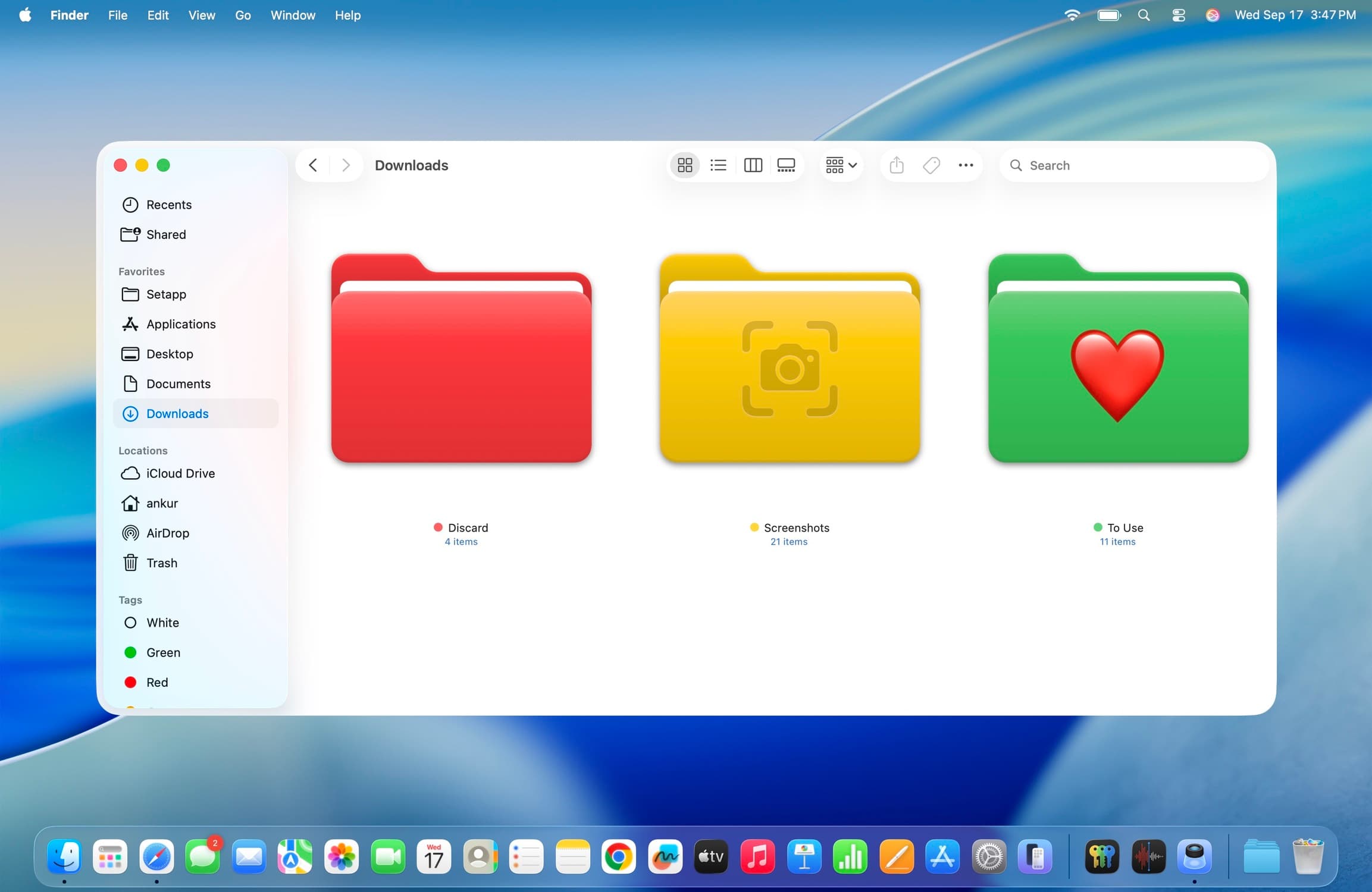 Ordner in verschiedenen Farben und mit Symbolen und Emojis auf Mac