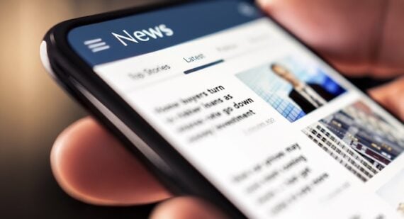 Hypothetische Nachrichtenseite auf einem Smartphone Hypothetische Nachrichtenseite auf einem Smartphone