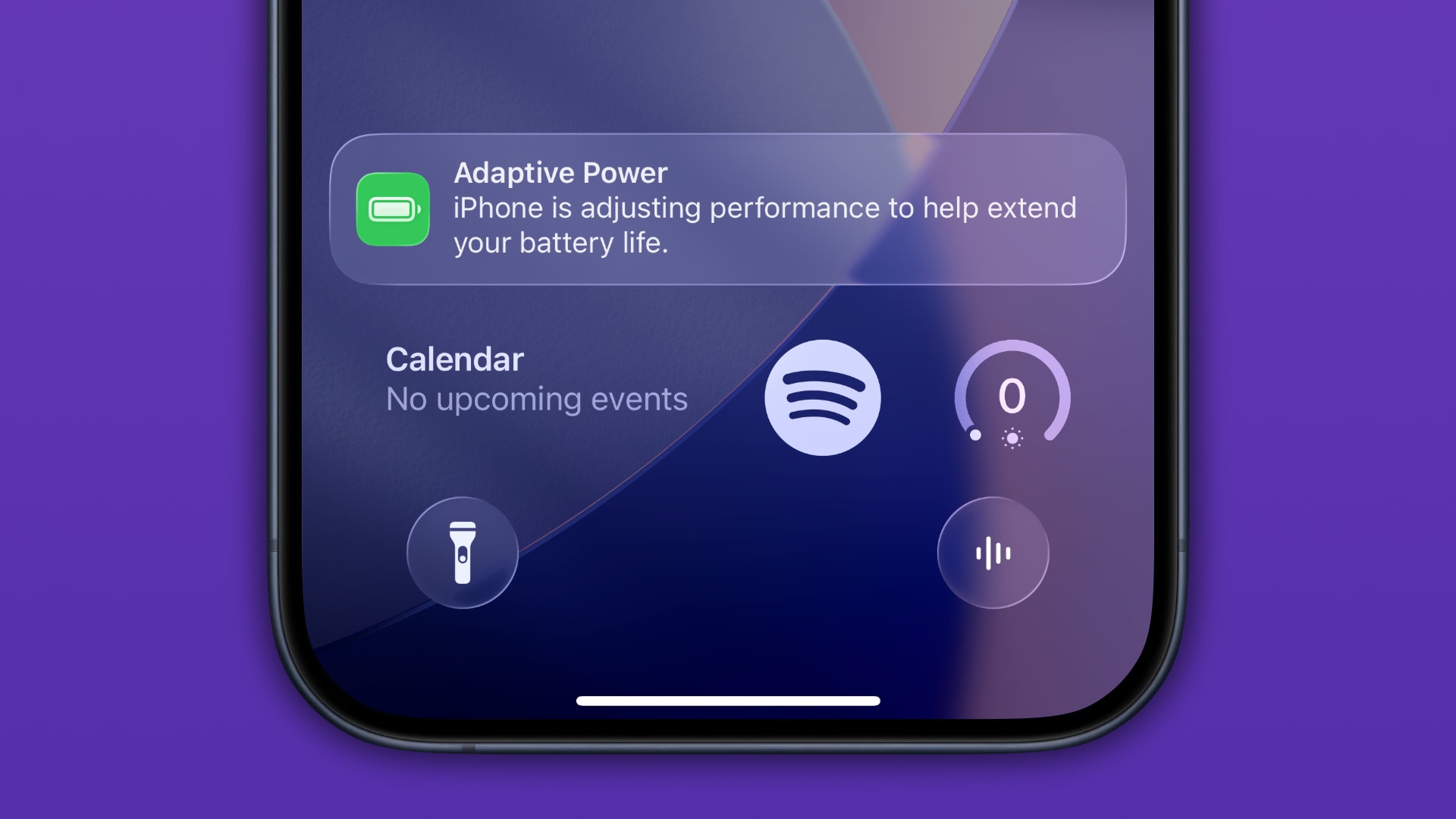 Adaptive Energiebenachrichtigung auf dem Sperrbildschirm des iPhones.