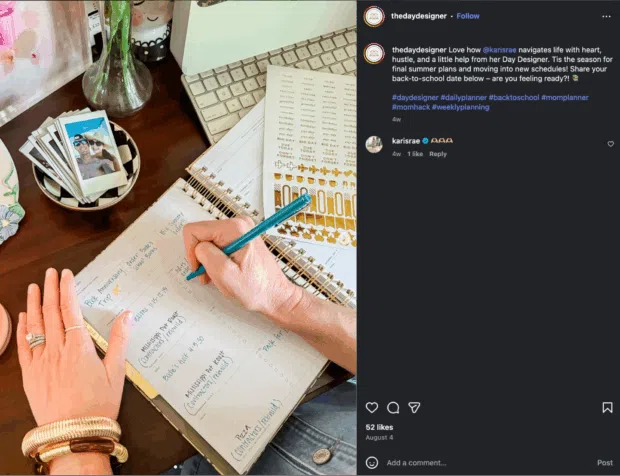 Ein Instagram-Beitrag von @thedaydesigner mit einer Person, die in einen Planer schreibt, mit einer Überschrift, die Follower dazu auffordert, ihre Beiträge zu teilen