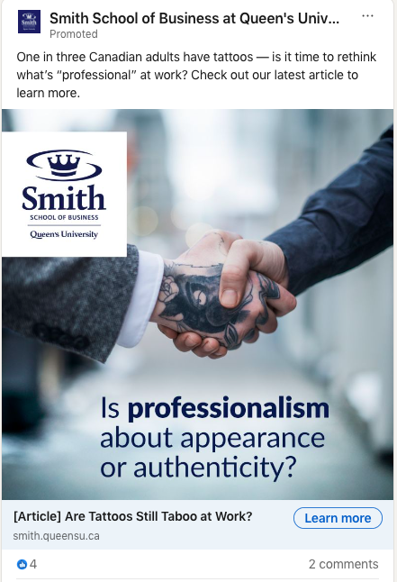 Publicité LinkedIn de la Smith School of Business de l’université Queen’s, montrant une poignée de main où l’une des personnes a une main tatouée.